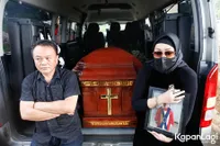 Potret Prosesi Pemakaman Almarhum Ayah Angelina Sondakh, Pihak Keluarga Terlihat Tegar Meski Dirundung Kesedihan