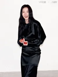 Potret Qi Xi Tampil dengan Gaya Smart Casual di Pemotertan V China Magazine x JNBY