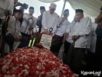 Potret Quraish Shihab di Pemakaman Menantunya, Sebut Hujan Pertanda Baik dan Ungkap Kondisi Najwa Shihab