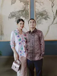 Potret Raditya Dika dan Anissa Aziza di Lamaran Adik Bungsu, Kompak Pakai Ulos