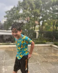 Potret Rafathar Mandi Disemprot Selang, Ganteng Menggemaskan Bagai Adegan Hujan-Hujanan di Drakor!