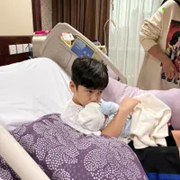 Potret Rafathar Pertama Gendong Baby R, Peluk Cium Mesra Meski Sempat Gengsi