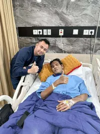 Potret Raffi Ahmad Jenguk Fahmi Bo di RS, Berharap Segera Pulih Kembali