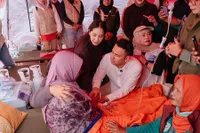 Potret Raffi Ahmad Kunjungi Lokasi Banjir di Bandung Barat, Salurkan Bantuan Secara Langsung
