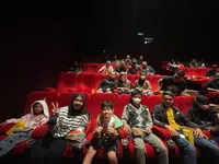 Potret Raffi Ahmad Sewa 1 Studio dan Bawa Semua Karyawan ke Bioskop Untuk Temani Rafathar Nonton
