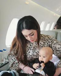 Potret Ragam Ekspresi Baby Leslar Anak Lesti Saat Diasuh Celine Evangelista, Netizen: Dua-Duanya Bikin Gemas!