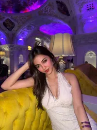 Potret Raisa Marie Tampil Cantik saat Pamer Punggung Pakai Baju Backless