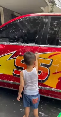 Potret Rajin Rayyanza Anak Raffi Ahmad Cuci Mobil McQueen, Ditemani Lily