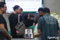 Potret Rama Putra Sahetapy Putra Ray Sahetapy di Rumah Duka, Ajak Cucu Melihat Mendiang Kakeknya