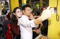 Potret Ramahnya Arumi Bachsin Saat Temani Emil Dardak Blusukan ke Pasar