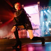 Potret Rambut Merah Hitam Isyana Sarasvati, Keren Abis - Panen Pujian dari Netizen