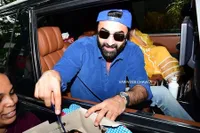 Potret Ranbir Kapoor Rayakan Ultah ke-40, Potong Kue Pemberian Fans dengan Bahagia
