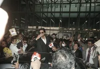 Potret Rani Mukherjee Cium Tangan Shahrukh Khan di Kolkata, Disebut Reuni KUCH KUCH HOTA HAI
