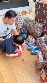 Potret Raphael dan Papa Harvey Moeis Buka Kado Natal dari 'Santa', Girang Dapat Kingkong dan Ring Basket