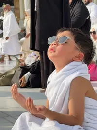 Potret Rayyanza Berdoa Saat Umrah di Depan Ka’bah: Ya Allah Lindungi Ajja Sekeluarga