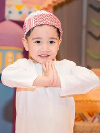 Potret Rayyanza Buka Bareng Lily, Gemes Pakai Gamis