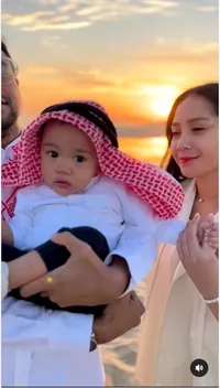 Potret Rayyanza Ulang Tahun yang Pertama Dirayakan di Padang Pasir, Lucu Banget Pakai Sorban - Dicium Bareng Raffi Ahmad, Nagita Slavina, dan Rafathar