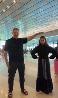 Potret Rebecca Klopper Berangkat Umrah Bareng Bestie, Diantar Ayah ke Bandara - Deket dan Akur Banget
