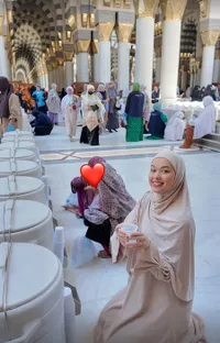 Potret Rebecca Klopper Berhijab Saat Umrah, Cantik Kebangetan - Auranya Berseri-seri