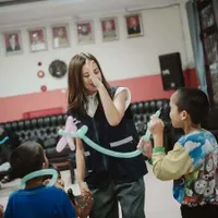 Potret Rebecca Klopper Jadi Relawan di Panti Asuhan, Hangat Bareng Anak-Anak