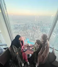 Potret Reuni Mendadak Titi Kamal, Laudya Cynthia Bella, dan Shireen Sungkar di Dubai - Makan di Salah Satu Restoran Tertinggi Dunia