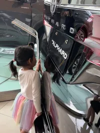 Potret Ria Ricis Beli Mobil Baru, Moana Ikut Memilih di Showroom