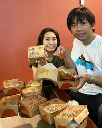 Potret Rian D Masiv dan Istri yang Sudah 10 Tahun Nikah, Dirayakan dengan Makan Ayam - Pamer Foto Prewed Pegang Gitar Vintage yang Dijualnya