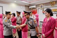 Potret Rica Andriani Pakai Baju Bhayangkari, Dampingi Suami Serah Terima Jabatan