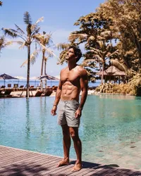 Potret Richard Kyle Pamer Hot Chocolate Abs, Kini Disorot Gara-Gara Pengakuan Jedar Tentang Mantan Gay