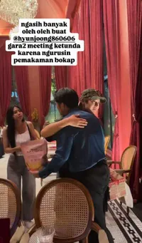 7 Potret Ricky Cuaca Makan Bareng Aktor Kim Hyun Joong, Akrab Banget - Bawakan Kripik Balado