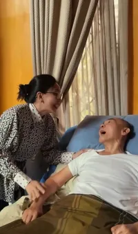 Potret Rieke 'Oneng' Jenguk Mat Solar 'Bajuri' yang Terbaring Sakit, Momen Ketawa Bareng Bikin Haru
