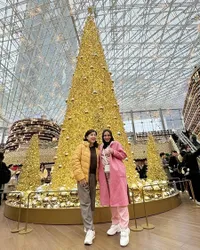 Potret Rieta Amilia dan Mamitoko Liburan ke Korea, Bestie Banget Pakai Baju Colorful