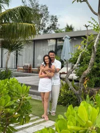 Potret Rio Dewanto Liburan ke Lombok, Bahagia Bareng Istri dan Anak