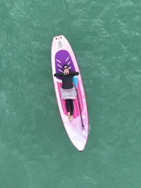 Potret Ririe Fairus Jadi 'Bidadari Pangandaran', Liburan Cantik Main Air