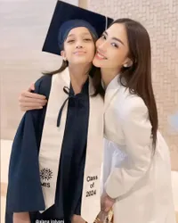 Potret Ririn Dwi Aryanti di Wisuda Anak Sulung dan Bungsu, Salah Fokus Mamanya Cantik Banget
