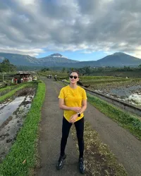 Potret Ririn Ekawati Trail Run Bareng Ibnu Jamil di Pedesaan Bali, View Cantik & Udara Segar