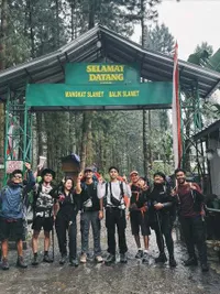 8 Potret Rizky Alatas Berhasil Mendaki Gunung Slamet, Ngaku Bikin Candu