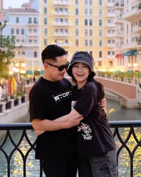 Potret Romantis Fitri Carlina dan Suami Pilot, Pamer Kebersamaan di Berbagai Momen - Bukti Cinta Sejati Tak Kenal Jarak