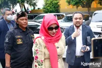 Potret Roro Fitria Dikawal Empat Bodyguard Saat Hadiri Sidang Cerai, Disebut Berlebihan Oleh Suami