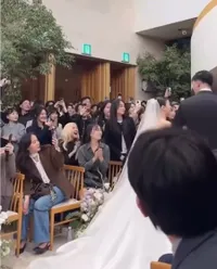 Potret Rose BLACKPINK Hadir di Pernikahan Staff, Outfit Kasual Bikin Visualnya Makin Cantik  