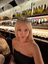 Potret Rose BLACKPINK Rayakan Ultah ke-29 Bersama Orang Terdekat, Ungkap Merasa Bahagia 