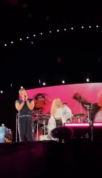 Potret Rose Hadir di Konser Coldplay, Duet Bareng Chris Martin Bawakan Lagu 'APT.'