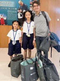 Potret Ruben Onsu Antar Thalia dan Thania di Hari Pertama Sekolah, Angkut Barang Sendiri
