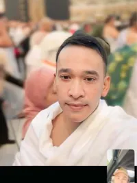 7 Potret Ruben Onsu Kenakan Baju Ihram saat Jalani Umrah Pertamanya Sejak Mualaf