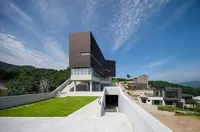 Potret Rumah Mewah Kang Ki Young Bos di 'Extraordinary Attorney Woo', Bangunan Bak Museum - Pemandangan Indah Hadap ke Gunung