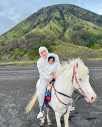  Potret Ryana Dea Ajak Anak-anaknya Liburan ke Bromo, Menikmati saat Naik Kuda