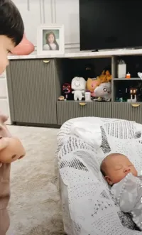 Potret Saat Zayn Anak Syahnaz Sadiqah Bertemu Baby Rayyanza, Sepupu Kecilnya Diciumin Terus