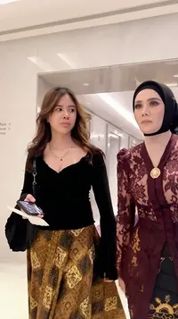 Potret Safeea Temani Mulan Jameela Kondangan, Pakai Rok Batik Cantiknya Nggak Kalah dari Sang Ibu
