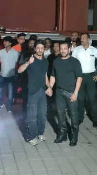 Potret Salman Khan dan Shahrukh Khan Pelukan Hangat, Sempatkan Jumpa di Sela Jadwal Padat