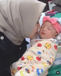 Potret Salsabillih Istri Aldi Taher Momong Anak Pertama, Wajah dan Bibirnya Begitu Mirip